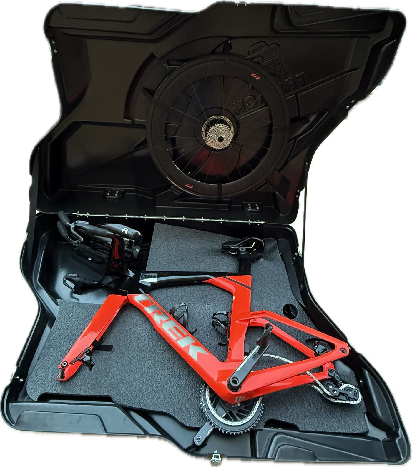 TRIPACK Bike Travel Case aberta com bicicleta de triathlon vermelha posicionada, mostrando transporte com menos desmontagem